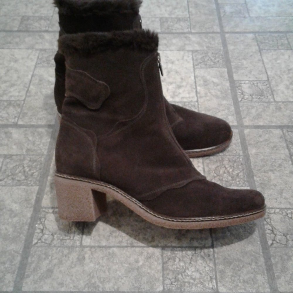 Luxury designer brand Aquatalia genuine suede faux fur lined ankle boots